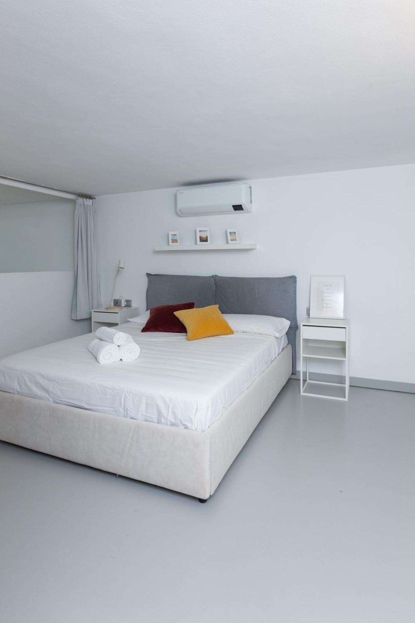Апартаменти White And Brown Exclusive Loft With Terrace - Free Parking - M2 Station Мілан Екстер'єр фото